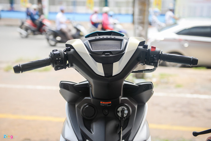 Cụm đồng hồ kỹ thuật số thay cho dạng kỹ thuật số kết hợp analog của đời cũ. Vòng tua hiển thị dạng vòng cung giống với môtô, bên cạnh các thông tin về tốc độ, cấp số, quãng đường, nhiên liệu... Xe chưa có công nghệ chìa khóa thông minh.