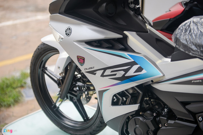 Tông màu chính của Yamaha Exciter phiên bản kỷ niệm 20 năm là trắng-xám, kết hợp với màu xanh ngọc ở tắm chắn trên đèn pha trước và tay dắt phía sau. Mặt nạ phía trước có 2 dải decal trang trí. Bên hông xe được gắn thêm logo 20th Anniversary hình chiếc khiên.