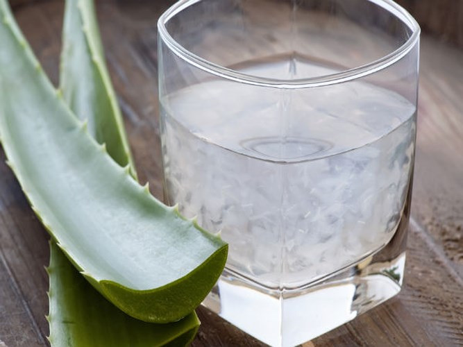 Nước ép lô hội: Nước ép lô hội giúp giảm bớt hoạt động của ruột bằng cách cân bằng các tác động của chất thải trong cơ thể, do đó loại bỏ các độc tố khỏi cơ thể. Điều này giúp làm sạch ruột kết tự nhiên.