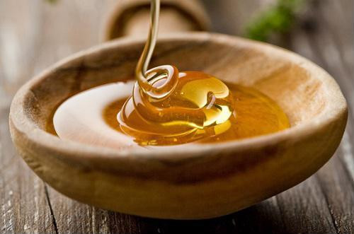 Với hàm lượng dưỡng chất dồi dào như: Vitamin c, catalase, pinobanksin, chrysin, pinocembrin,.. mật ong giúp môi kháng khuẩn, chống oxy hoá, cấp ẩm hiệu quả cho đôi môi ngọt ngào của bạn.