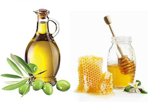 Trị thâm môi nhờ mật ong, oliu Đã xong bước làm sạch thì các chị em cùng tiến hành ngay bước đặc trị này nhé. Trong dầu Oliu rất giàu hàm lượng chất béo và chất chống Oxy hoá, Viatamin E,.... đây đều là những chất có tác dụng tích cực cho môi.