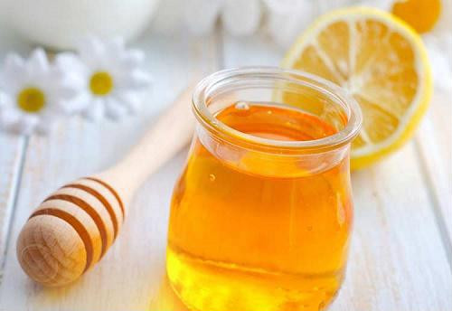 Làm sạch da môi bằng mật ong Trước khi bước vào công cuộc làm đẹp cho đôi môi, thì các nàng cần phải chắc chắn rằng môi mình đã hoàn toàn được làm sạch. Vì thế tẩy tế bào chết cho môi là bước làm đẹp gần như không thể thiếu cho quá trình này.