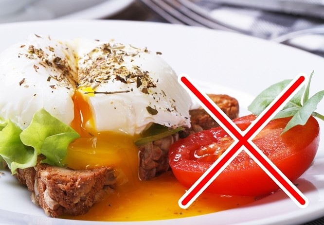 5. Cà chua Cà chua giàu vitamin, ít calo và dinh dưỡng. Tuy nhiên, chúng không thích hợp ăn khi bụng đói vì chúng có thể gây ra đau bụng và khó chịu. Tương tự như một số loại rau xanh, cà chua có chứa chất làm se hòa tan, gây ra phản ứng với axit dạ dày.