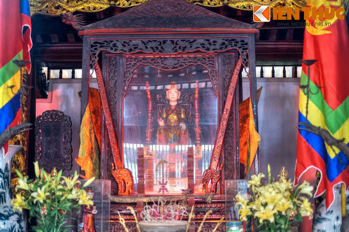 Chính giữa tòa trung đường là nơi thờ Bà Triệu cùng người anh ruột là tướng quân Triệu Quốc Đạt, bên trái là bàn thờ hội đồng quan võ và ba tướng họ Lý, bên phải là bàn thờ hội đồng quan văn. Hậu cung có tượng Vua Bà ngồi trên ngai. Bên phải thờ phụ thân của bà, bên trái thờ phụ mẫu của bà.