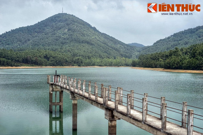 Mặt nước phẳng lặng tạo cùng cảnh quan hùng vĩ bao quanh khiến hồ Thiên Tượng đẹp như một bức tranh thủy mặc.