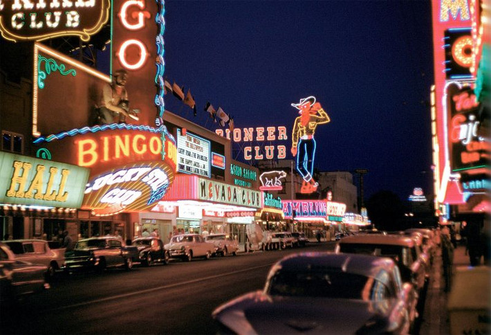Một hình ảnh khác về ánh đèn rực rỡ trên đường Fremont ở Las Vegas thập niên 1960. Ảnh: Vintag.