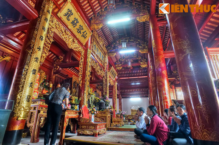 Một truyền thuyết dân gian lưu truyền ở xứ Nghệ thì cho rằng Ông Hoàng Mười là con của Vua Cha Bát Hải Động Đình, vốn là thiên quan trên Đế Đình, thần tiên trong chốn Đào Nguyên. Theo lệnh thiên đình, ông giáng trần để giúp dân, giúp nước...