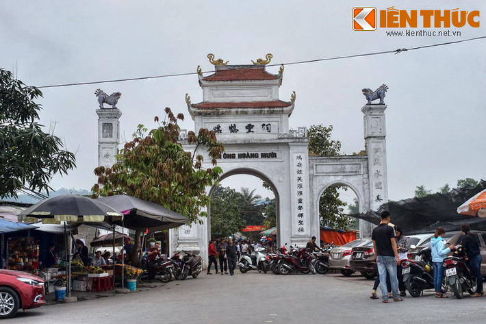 Nằm ở địa phận làng Xuân Am, xã Hưng Thịnh, huyện Hưng Nguyên, tỉnh Nghệ An, đền Ông Hoàng Mười là một ngôi đền cổ nổi tiếng về sự linh thiêng của xứ Nghệ.