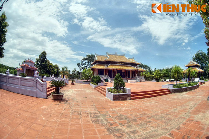 Xung quanh đền được trồng nhiều cây xanh, tạo nên một không gian trang nghiêm nhưng thoáng đãng.