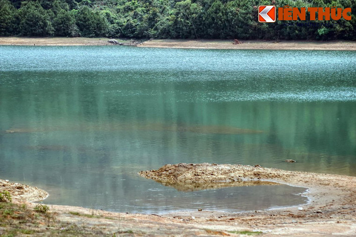 Diện tích mặt hồ hơn 100.000 mét vuông với dung tích 800.000 mét khối nước tự nhiên trong sạch.