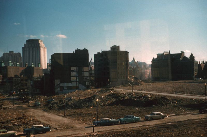 Một khu dân cư đang được tái thiết ở Boston, tháng 3/1960. Ảnh: Dick Leonhardt Flickr.