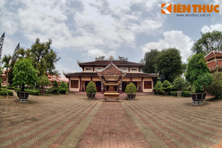 Triều đại nhà Tây Sơn thành lập với nhiều chính sách tiến bộ, trong đó nổi bật vai trò của Hoàng đế Quang Trung - Nguyễn Huệ. Ông là một thiên tài quân sự của Việt Nam với chiến công nổi bật là đánh bại quân Xiêm năm 1785 và đánh bại quân Thanh năm 1789.