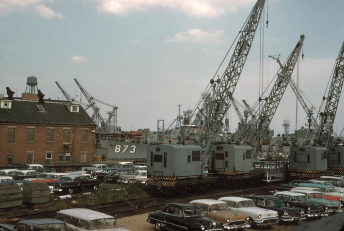 Khu vực xưởng đóng tàu của hải quân Mỹ ở cảng Boston, tháng 8/1960. Ảnh: Dick Leonhardt Flickr.