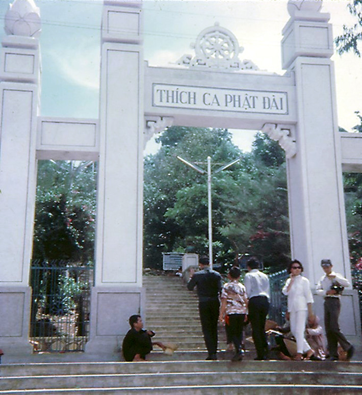 Cổng tam quan của Thích Ca Phật Đài. Ảnh: Rod O'Dell.