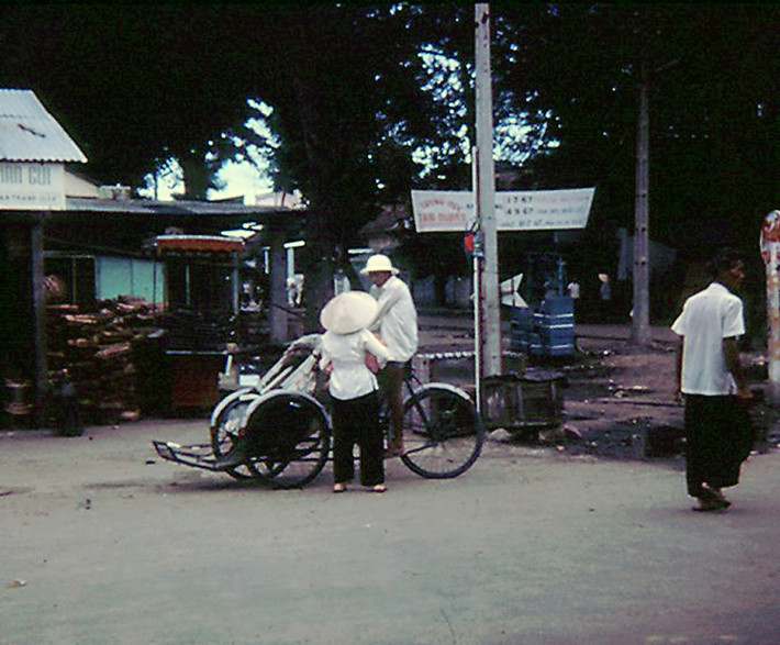 Bên ngoài chợ Vũng Tàu. Ảnh: Rod O'Dell.