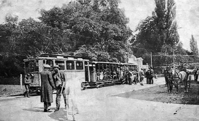 Xe điện ở lối vào công viên Maksimir, Zagreb năm 1871. Ảnh: Vintag.