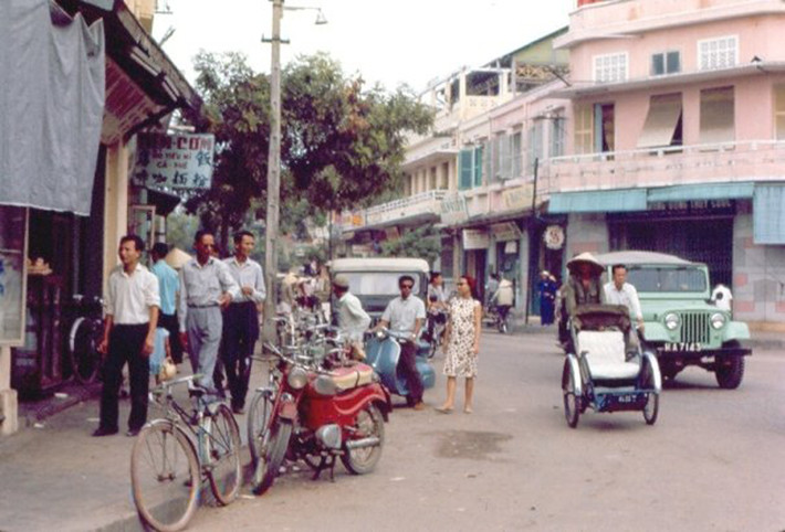 Bên ngoài nhà hàng Vân Ký trên đường Độc Lập. Ảnh: 459thsignal.org.