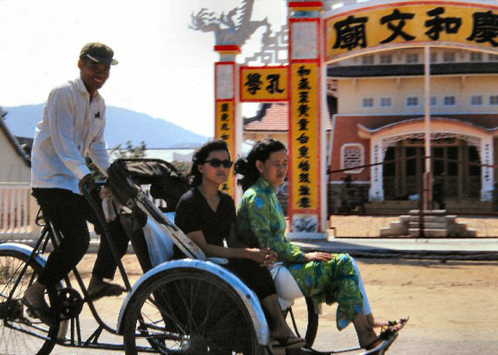 Xích lô chở hai phụ nữ đi ngang qua một ngôi chùa ở Nha Trang. Ảnh: 459thsignal.org.