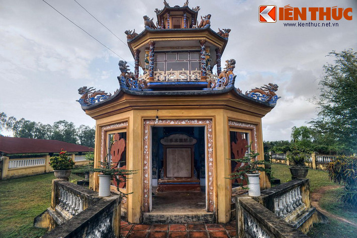 Phía sau cửa lăng có một nền sân hình chữ nhật, trên phủ cát, là nền móng một công trình cũ trong thành. Cuối sân có lối đi dẫn đến tòa lầu bát giác - là nơi thờ tướng Võ Tánh và Ngô Tùng Châu, vị công thần đã tử thủ ở Bình Định cùng tướng Võ Tánh năm xưa.
