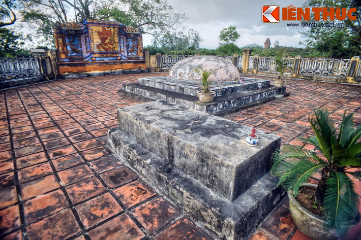Nằm kề bên mộ tướng Võ Tánh là mộ Ngô Tùng Châu hình chữ nhật. Hài cốt của ngôi mộ này đã được cải táng về Phù Cát, Bình Định.