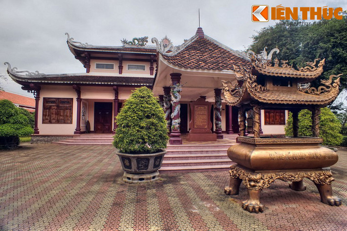 Trong suốt một thế kỷ, khi đình bị phá, nhân dân lại xây miếu, miếu đổ lại dựng điện, điện xuống cấp thì xây đền thờ tri ân công đức các bậc anh hùng dân tộc... Đền thờ hiện tại đã được xây lại trong thời gian gần đây.