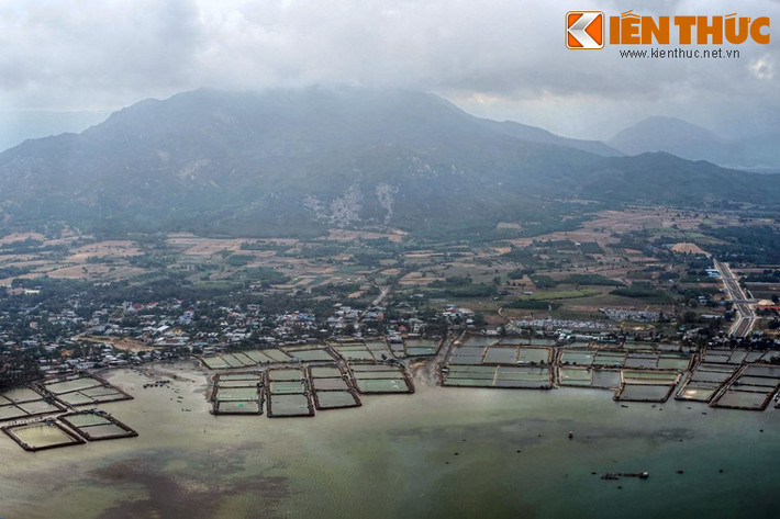 Các ao nuôi thủy sản ở Cam Phúc Bắc, TP Cam Ranh nhìn từ máy bay.