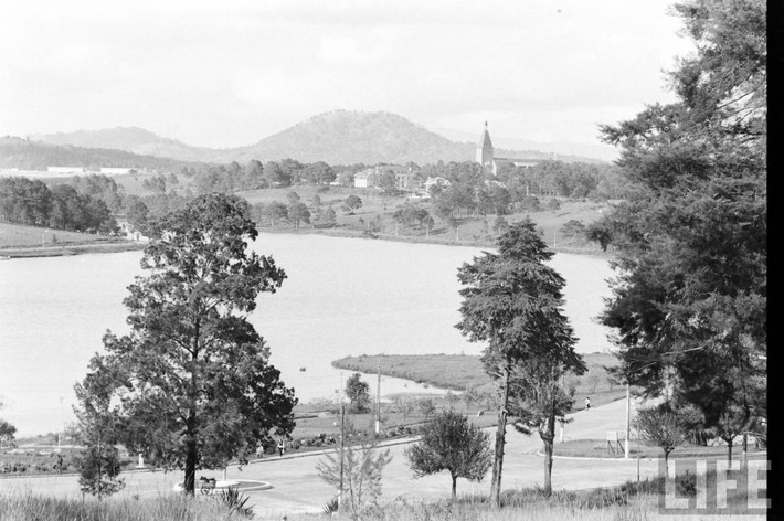 Hồ Xuân Hương nhìn từ khách sạn Dalat Sofitel Palace, Đà Lạt năm 1961. Ảnh: Life.