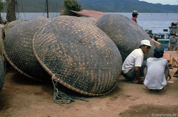 Ngoài hồ cá, đảo Hòn Miễu cũng là địa điểm lý thú để khám phá cuộc sống của người dân chài. Ảnh: Hans-Peter Grumpe.