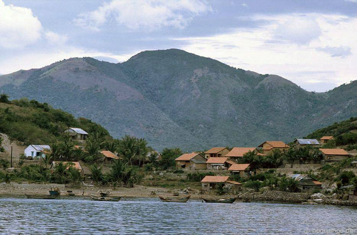 Một góc làng chài Hòn Miễu nhìn từ ngoài biển.