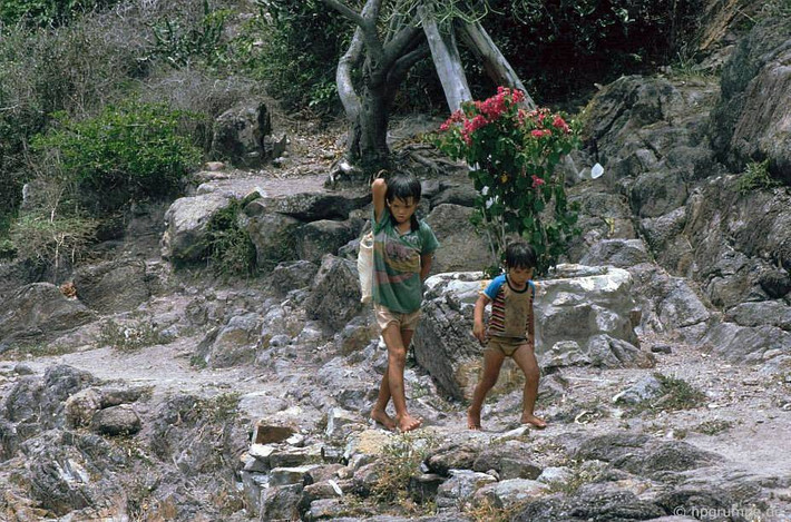 Trẻ em trên đảo Hòn Miễu. Ảnh: Hans-Peter Grumpe.