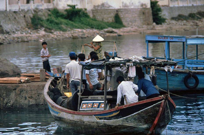 Những chuyến tàu đưa người dân qua lại giữa thành phố Nha Trang và hồ cá Trí Nguyên. Ảnh: Hans-Peter Grumpe.