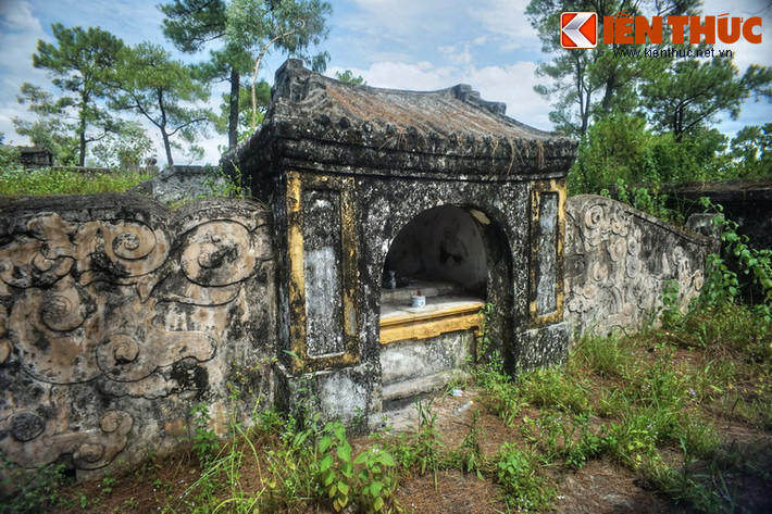 Mặt trước mộ có am thờ nhỏ, hai bên là tường gạch có đắp nổi hình mây gió.