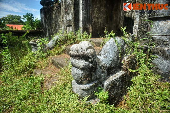 Bậc cấp ở lối vào với hình linh vật ở hai bên.