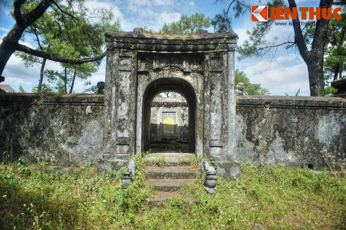 Cổng vào khu sinh phần.