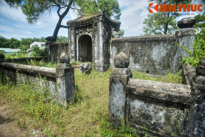 Khu vực này được bao quanh bằng tường gạch với các trụ có đầu hình búp sen, mô-típ kiến trúc quen thuộc trong lăng mộ các thành viên hoàng tộc Nguyễn.