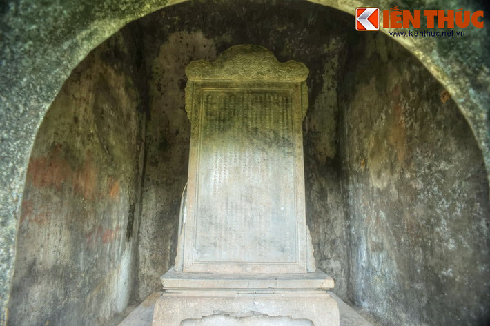 Tấm bia cổ đặt trong nhà bia khắc ghi thân thế và sự nghiệp của vị hoàng tử thứ 10 trong triều vua Minh Mạng.