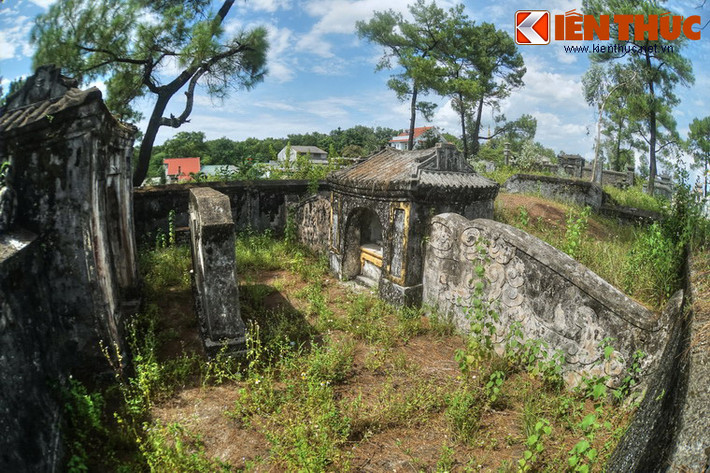 Mộ phần nằm sau bình phong, là gò đất nhỏ có tường bao bốn phía.