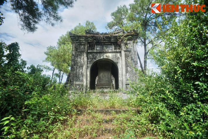 Lăng Tùng Thiện Vương nằm trên một gò đất cao, có quy mô khá lớn, được xây theo quy cách của hoàng gia. Mặt trước lăng là một nhà bia có các bậc cấp dẫn lên.