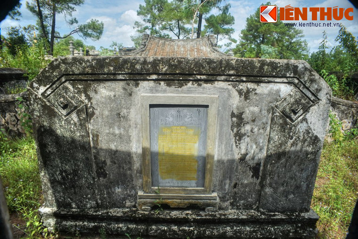 Sau cổng là bức bình phong, ở giữa ốp một tấm bia chữ quốc ngữ giới thiệu sơ lược thân thế ngài Tùng Thiện Vương. Bia này mới được làm những năm gần đây.