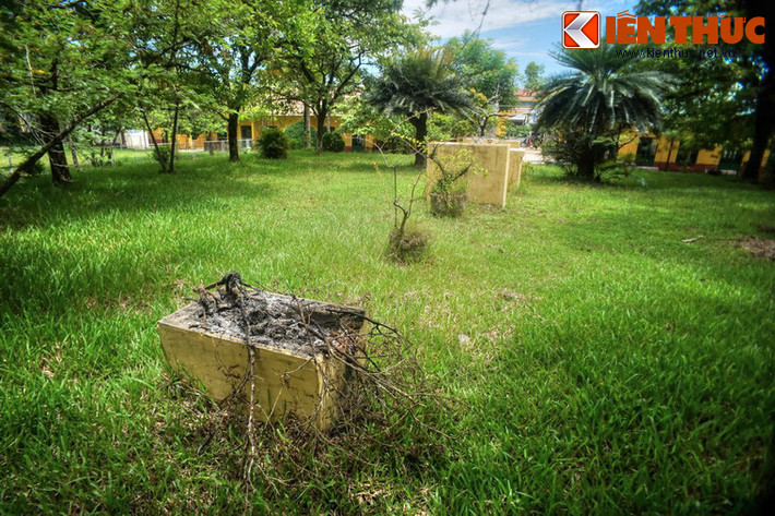 Trên mặt đàn, vào khoảng cuối thập niên 1960, người dân sở tại đã xây hai bệ thờ bằng bê tông, một điểm hóa vàng mã phục vụ nhu cầu tâm linh.
