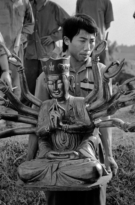 Di dời tượng thờ ở một ngôi chùa được giải tỏa để phục vụ việc mở rộng một con đường ở Hà Nội, 1998. Ảnh: Philip Jones Griffiths / Magnum Photos.