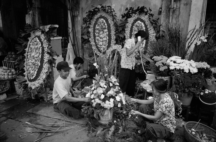 Cửa hàng hoa trên phố Hàng Khoai, 1997. Ảnh: Philip Jones Griffiths / Magnum Photos.