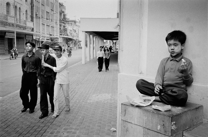Trên phố Tràng Tiền, Hà Nội năm 1998. Ảnh: Philip Jones Griffiths / Magnum Photos.