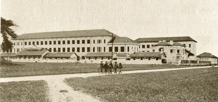 Trường Trung học Albert Sarrault ở Hà Nội (nay là THPT Trần Phú - Hoàn Kiếm). Ảnh: Belleindochine.free.fr.
