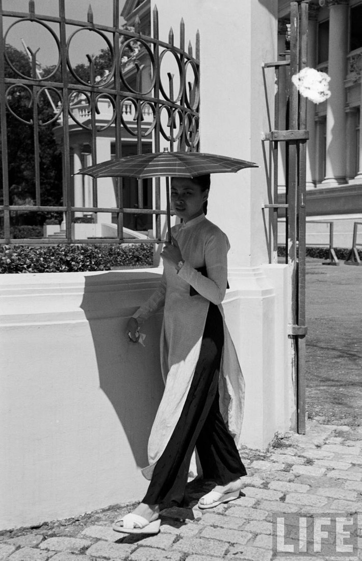 Người đẹp áo dài bên ngoài Dinh Gia Long. Ảnh: Carl Mydans/ Life.