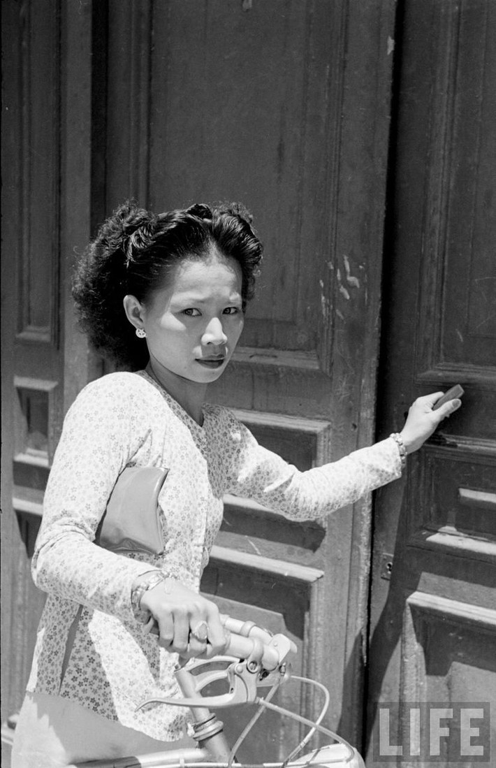 Cô gái bên cửa nhà. Ảnh: Carl Mydans/ Life.
