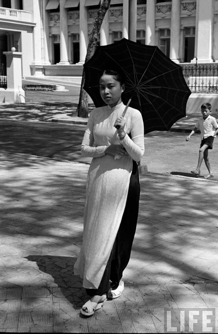 Người đẹp áo dài bên ngoài Dinh Gia Long (nay là Bảo tàng TP HCM). Ảnh: Carl Mydans/ Life.