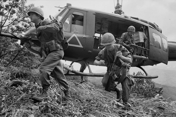 Lính Mỹ đổ bộ xuống trận địa từ trực thăng UH-1. Ảnh: Catherine Leroy.