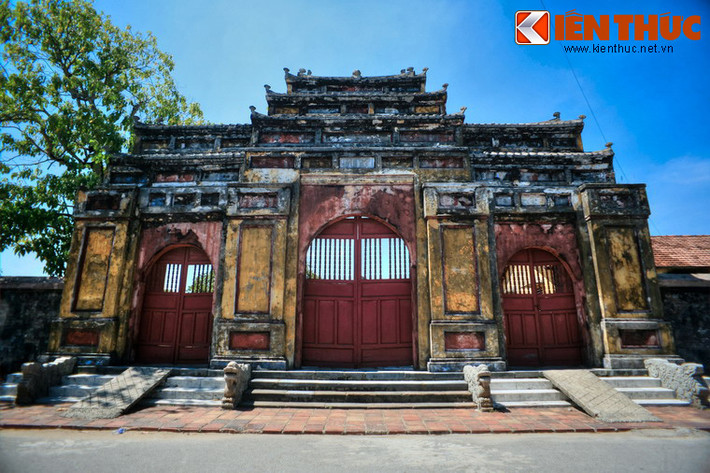 Về tổng thể, Đàn Nam Giao là một tổ hợp kiến trúc nằm trong khuôn viên hình chữ nhật có diện tích đến 10ha. Bốn mặt khuôn viên đều trổ cửa theo bốn hướng Đông, Tây, Nam, Bắc trong đó cửa Nam là cửa chính.