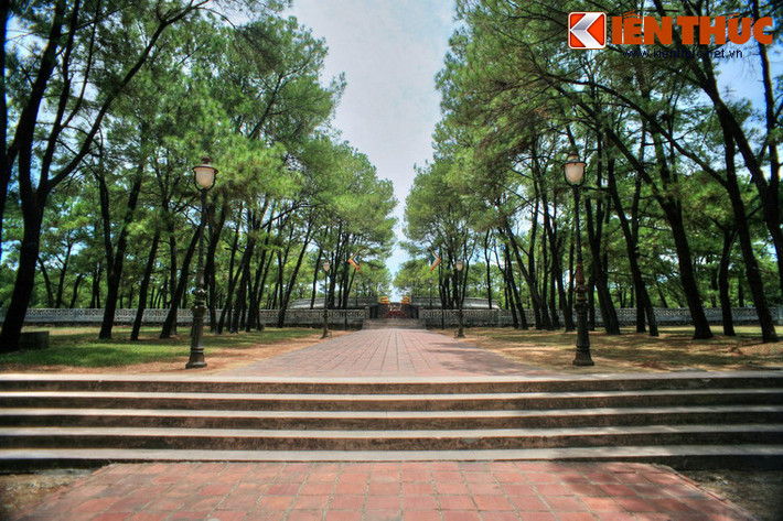 Tầng dưới cùng xây hình vuông, tượng trưng cho Người, có cạnh dài 165m, cao 0,84m; xung quanh xây lan can cao 0,93m, dày 0,3m, bốn mặt có thềm, đều 4 bậc.